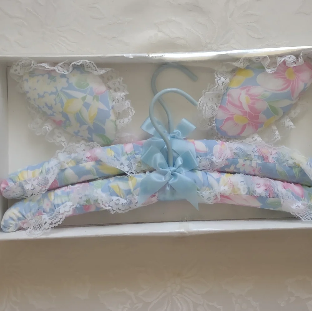 Floral Lace Padded 2 Hangers & 2 Potpourri Satchet Vintage Blue Pink